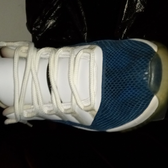 Air Jordan 11s  low white with blue snakeskin l - Picture 6 of 7